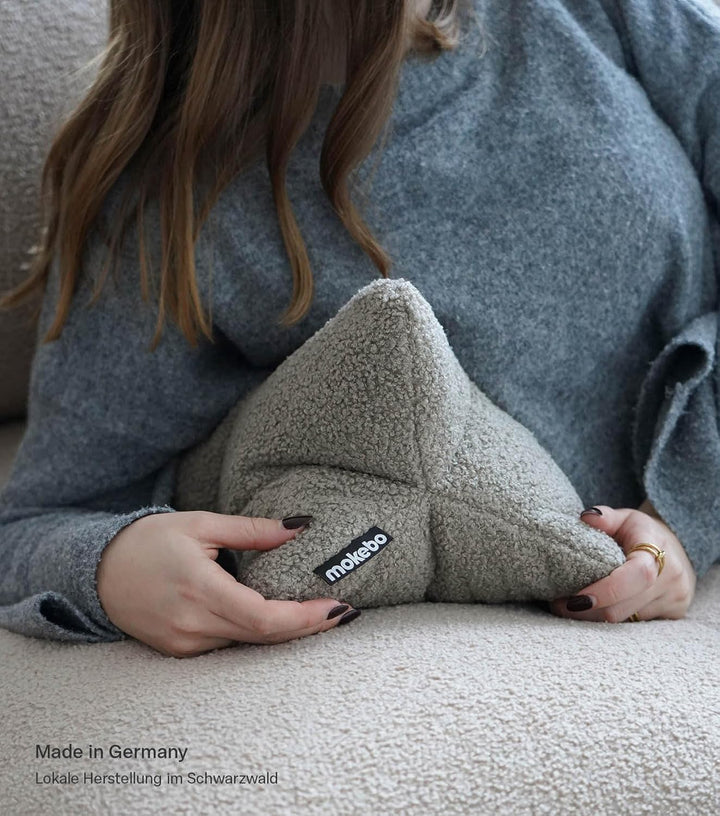 mokebo Lesekissen aus weichen Bouclé-Stoff 'Der Leseknochen', ergonomisches Nackenkissen aus gemütli