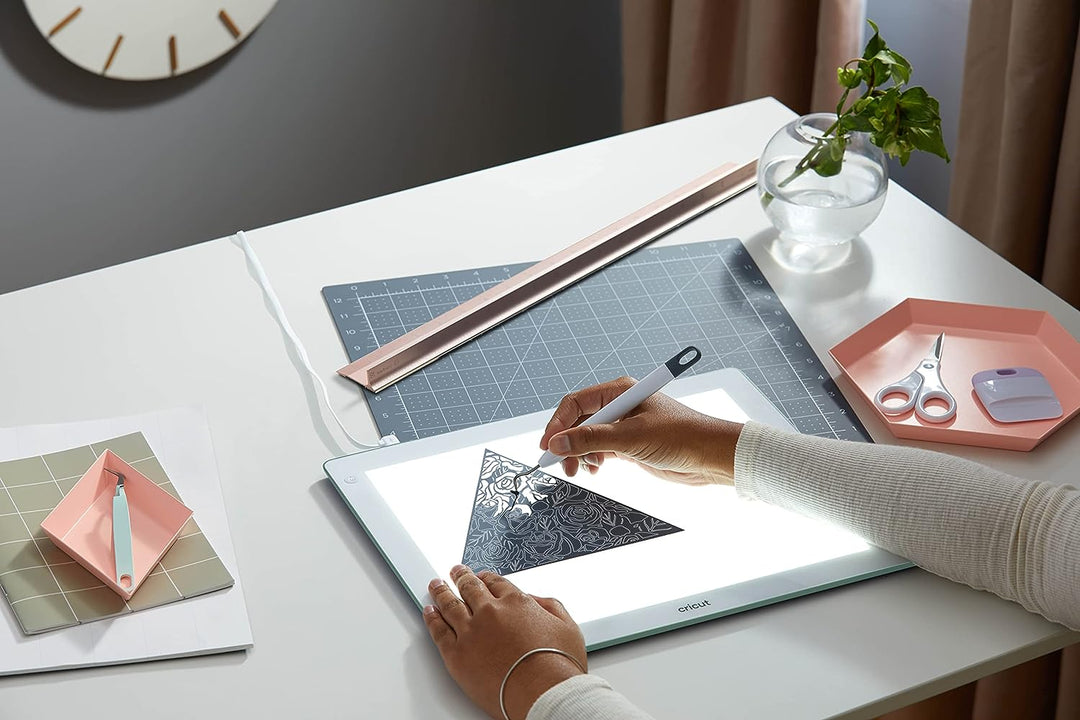 Cricut BrightPad Go | Kabellose LED-Lichtbox | 29,2 cm x 22,8 cm | 5 Helligkeitseinstellungen, bis z