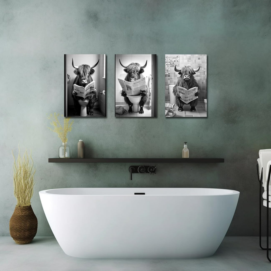 LZIMU Badezimmer Wand Dekoration 3 teilig lustige Hochlandkuh die auf der Toilette sitzt und Zeitung