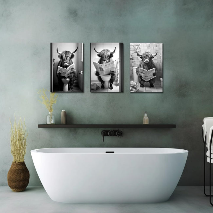 LZIMU Badezimmer Wand Dekoration 3 teilig lustige Hochlandkuh die auf der Toilette sitzt und Zeitung