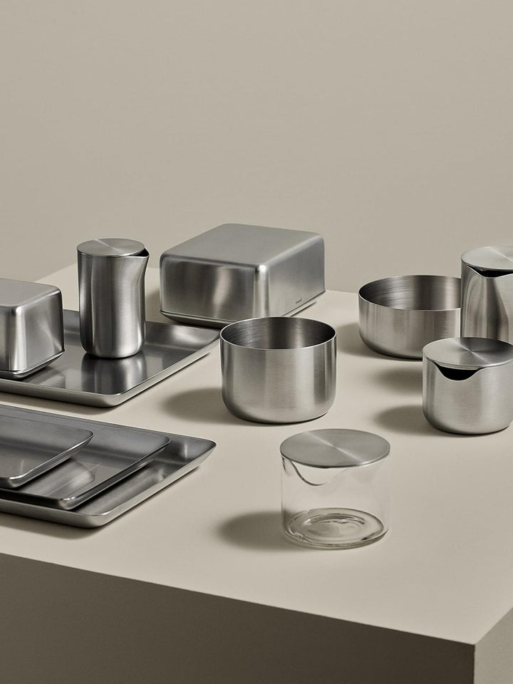 blomus -BASIC- Milchkännchen aus mattiertem Edelstahl mit Deckel, Milchkanne 250 ml Fassungsvermögen