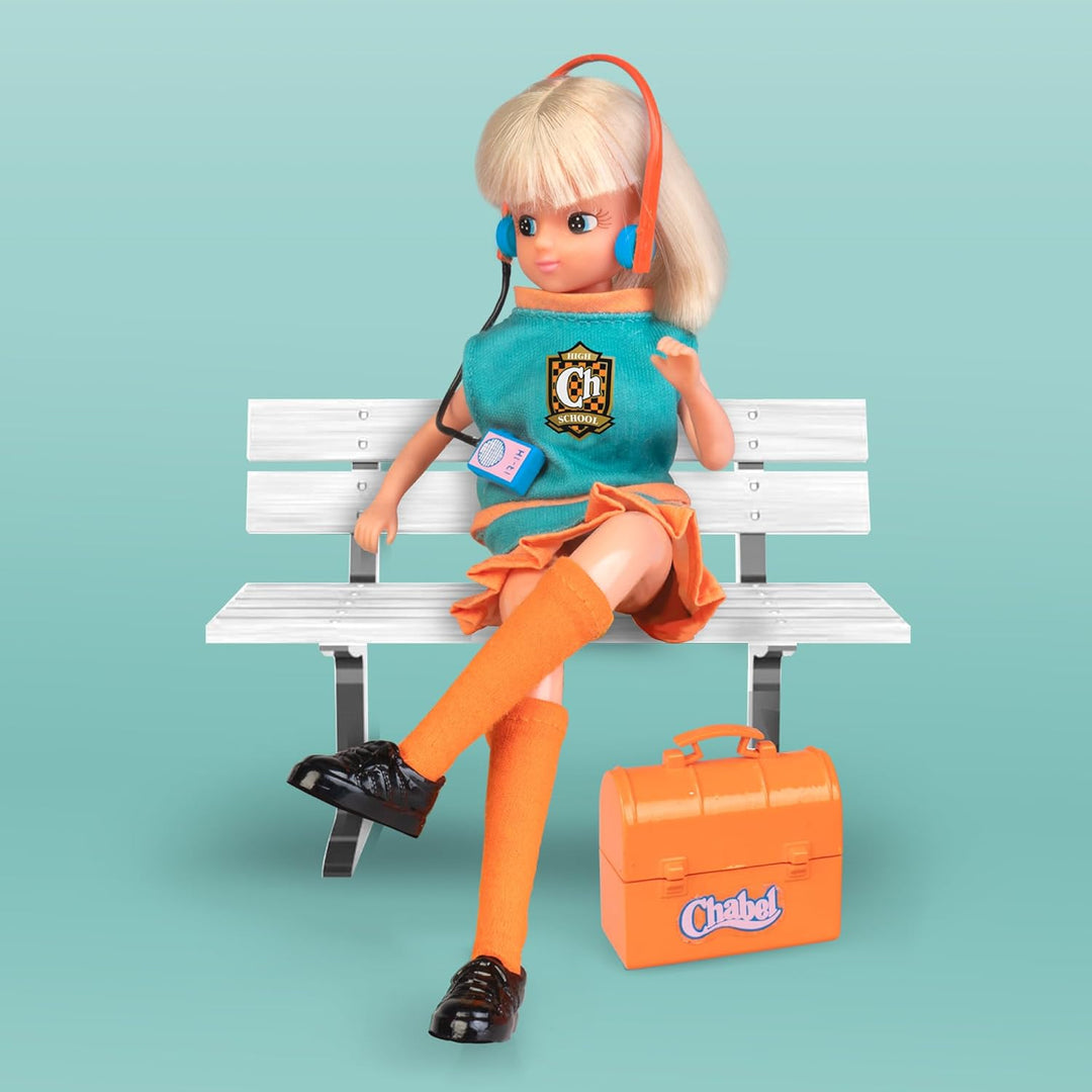 Chabel High School, Puppe mit blauer Uniform und orangefarbenen Details, bereit für die Universität