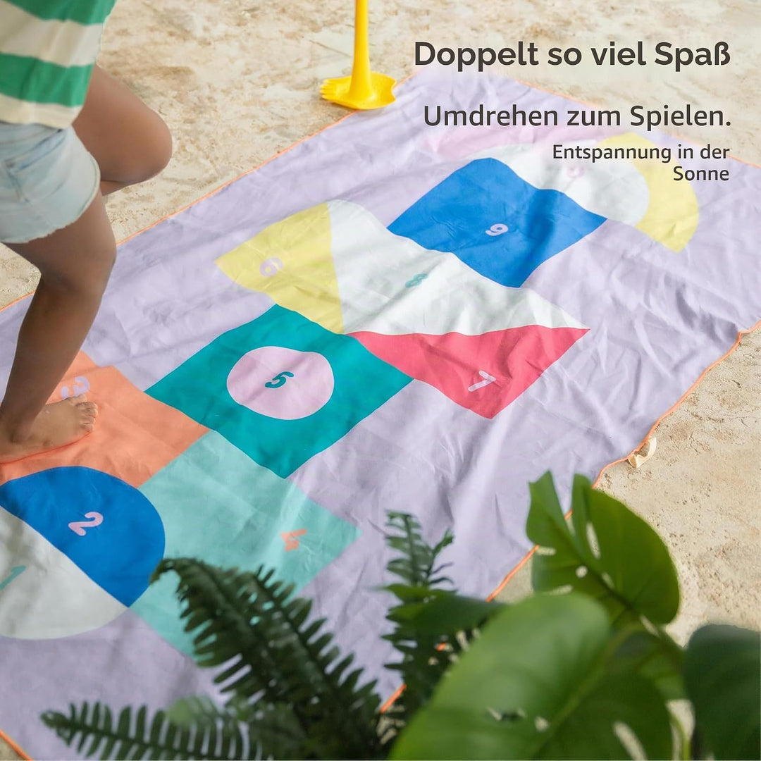 Quut – Strand-/Poolhandtuch für Kinder mit Spiel – Ultraschnell trocknende Mikrofaser, sandfrei – ko
