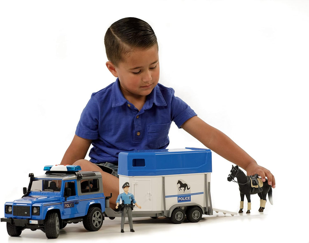 bruder 02588 - Land Rover Defender Polizeifahrzeug, Pferdeanhänger, 1 Pferd, 1 Polizist, Light & Sou