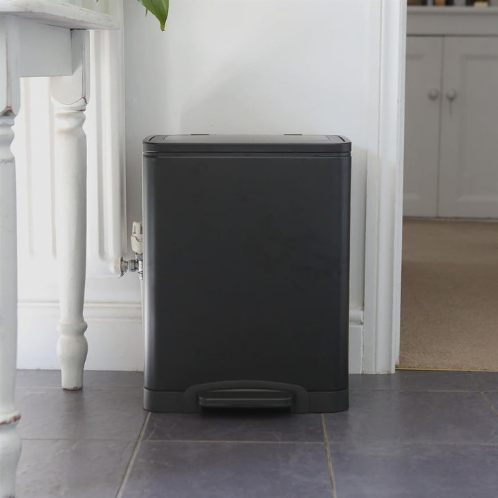 Harbour Housewares 30L (2 x 15L) Doppelter Küchen-Treteimer aus Edelstahl - Mattschwarz - 1x Sanftes