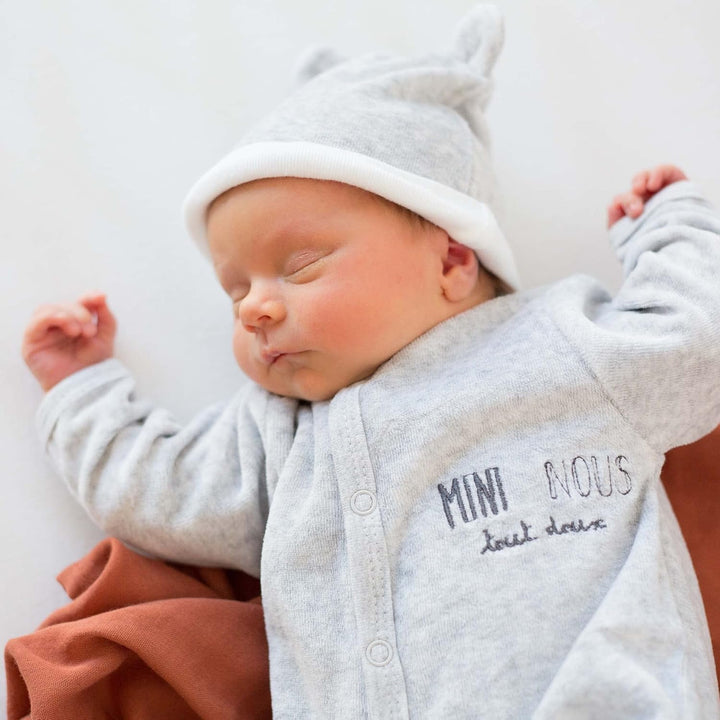 Trois Kilos Sept - Set zur Geburt, 6-teilig (Body, Mütze, Hausschuhe, Fäustchen, Tasche, Pyjama) – 0