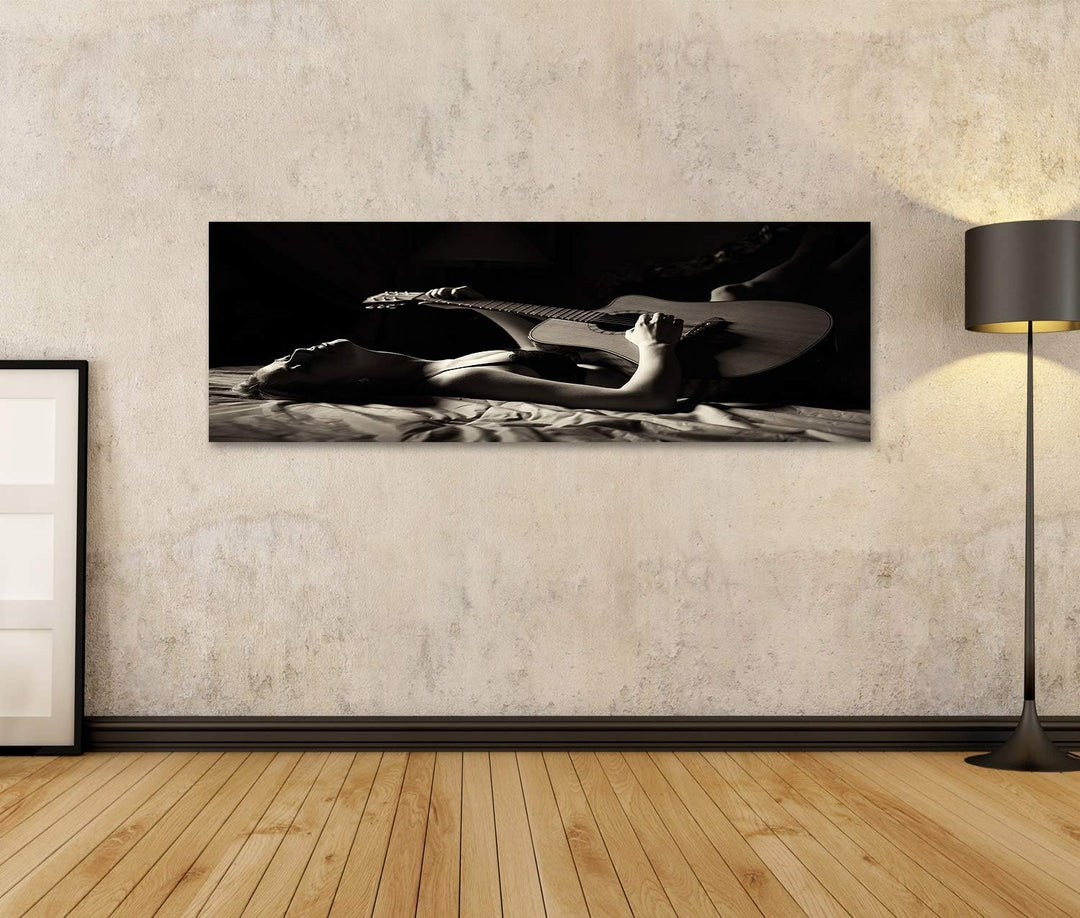 islandburner Bild auf Leinwand Schwarz Weiss Bild Frau Bett Gitarre Bilder Wandbilder Poster Leinwan