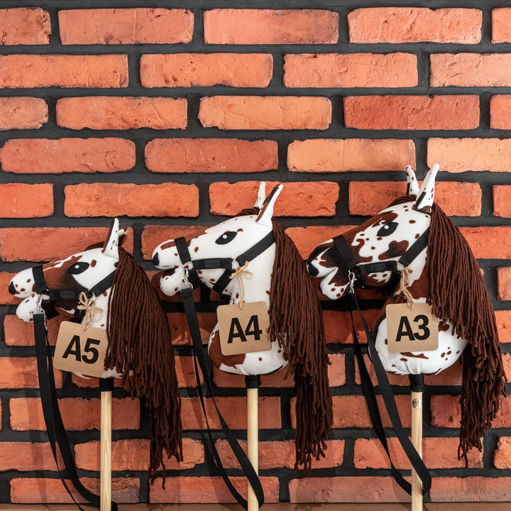 SKIPPI Hobby Horse Braunschecke, Schecke Steckenpferd A5, Halfter und Zügeln im Set, Hobby Horsing P
