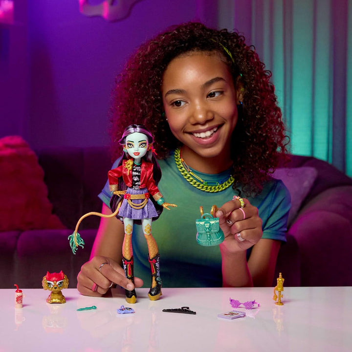 Monster High-Puppe Jinafire Long, Drachenmädchen mit Haustierhund Cloudy Yun Yun“ und 7 Accessoires