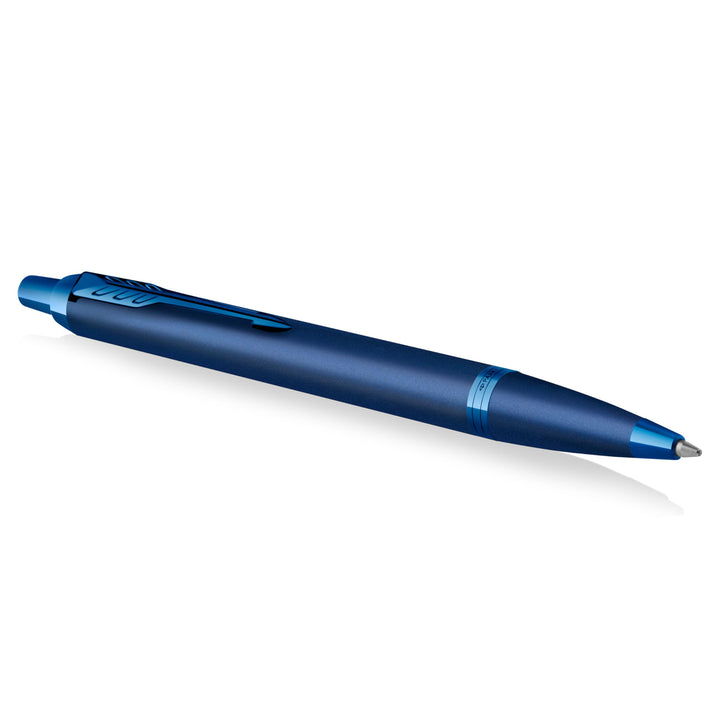 Parker IM Monochrome Kugelschreiber | blaue Tinte | Oberfläche und Zierteile in Blau | medium Spitze