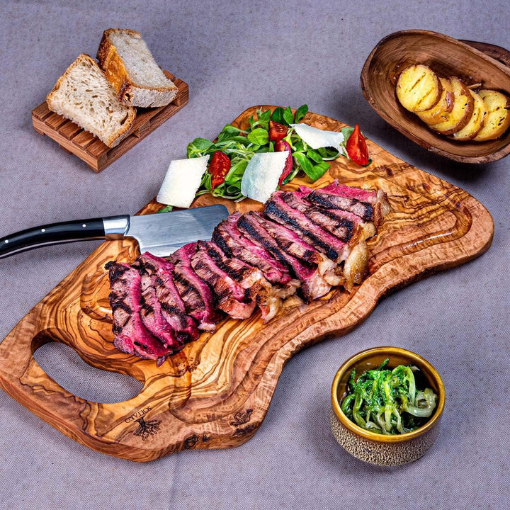 SOLTAKO Schneidebrett Olivenholz mit Griff [43-45 cm] "Carthage" natur, Brett aus Oliven Holz, Steak