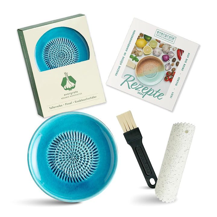 Evergrate® Keramikreibe Türkis mit Geschenkbox – mit Reibe, Knoblauchschäler, Rezeptheft & Pinsel –