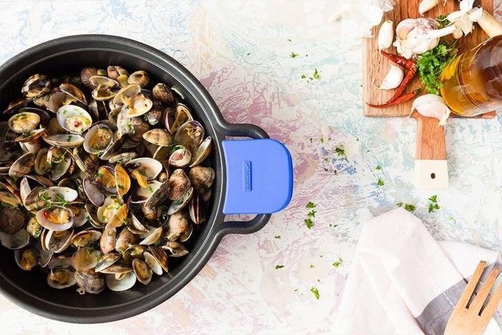 Monix Schmorkasserolle, geeignet für alle Herdarten und Induktion, Aluminium, schwarz/blau, 24 cm Mo