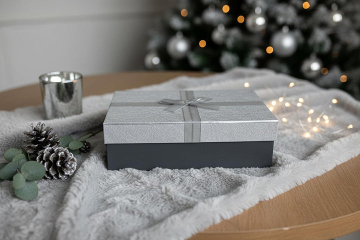 Emartbuy Set mit 3 stabilen Geschenkboxen, dunkelgraue Box mit silbernem Deckel, brauner Innenseite