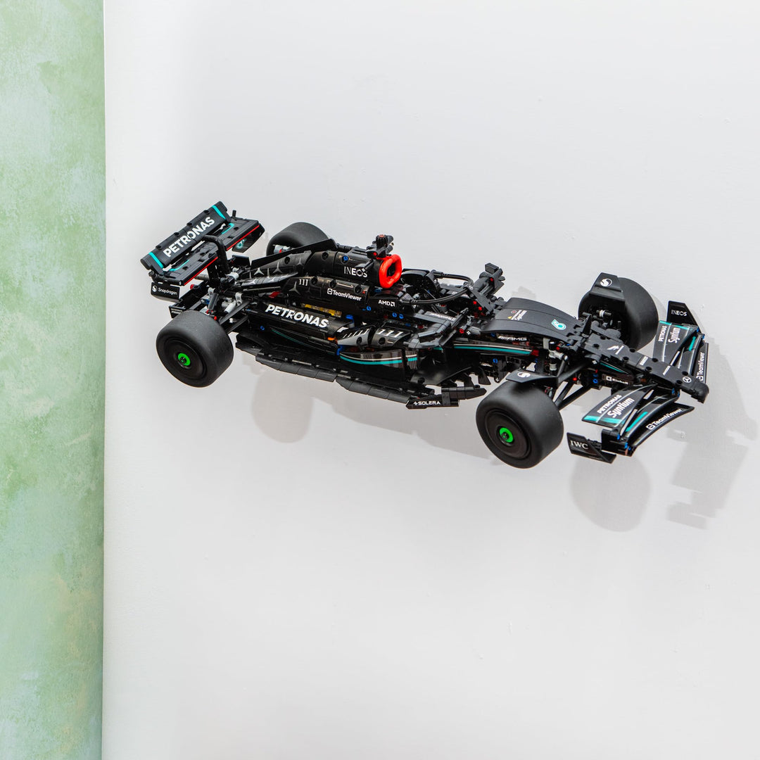 Brickify Wandhalterung kompatibel mit Lego Technic Mercedes W14e 42171 – sichere Präsentation Ihres