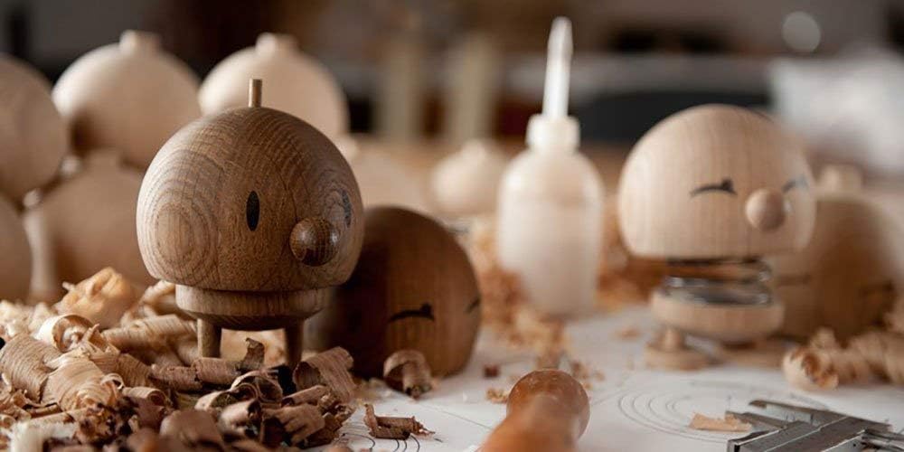 Hoptimist - Skandinavisches Design - Medium Bumble aus Holz - Höhe: 10 cm - Geräucherte Eiche - Deko