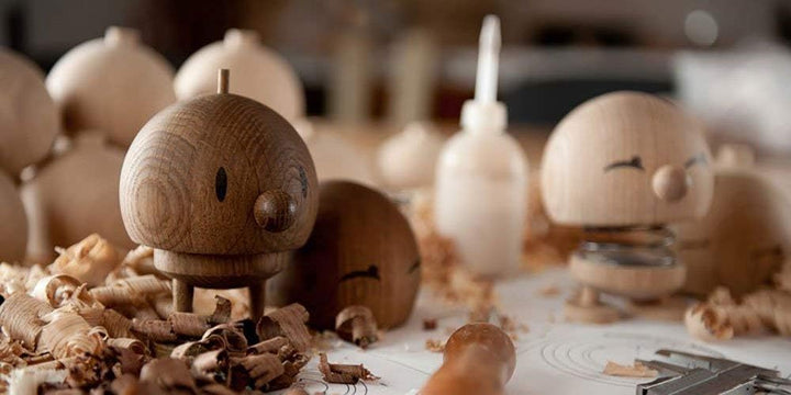 Hoptimist - Skandinavisches Design - Medium Bumble aus Holz - Höhe: 10 cm - Geräucherte Eiche - Deko