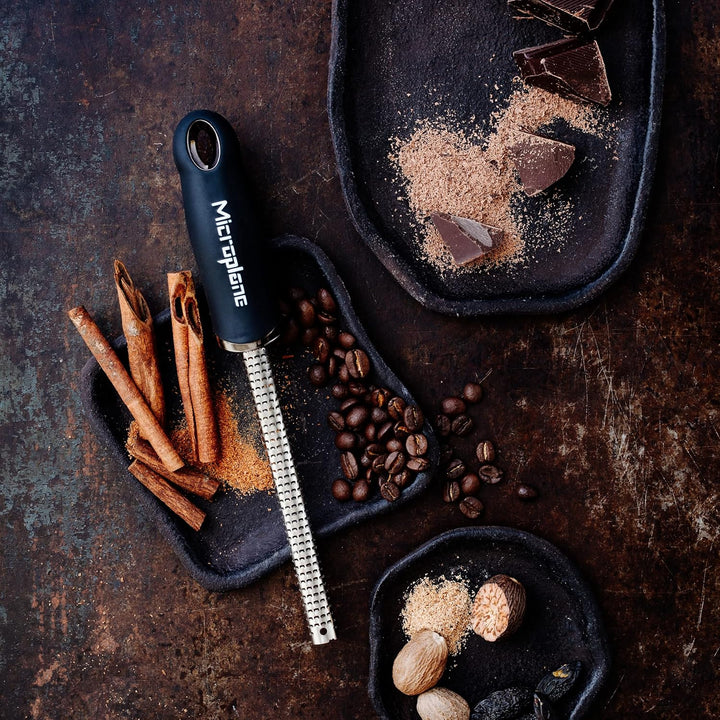 Microplane Gewürzreibe Fein für Muskatnuss, Zimt, Schokolade, Nüsse und Kaffeebohnen mit rasiermesse
