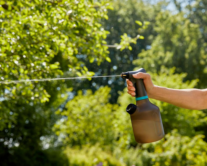 Gardena Pumpsprüher 1l: Indoor Pumpsprüher mit 360°-Funktion, Messingdüse, grosse Öffnung, lichtdurc