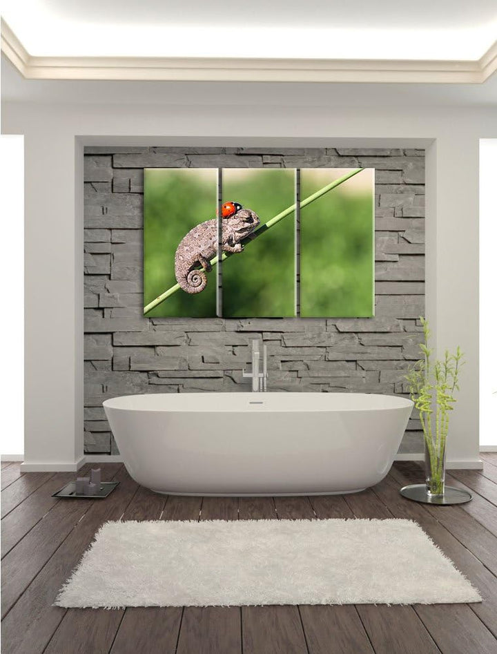 Pixxprint Süsser Gecko mit einem Marienkäfer als Leinwandbild | Grösse: 3 Teilig (120x80) | Wandbild