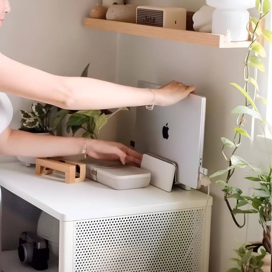 Raico Vertikaler Laptop-Ständer, hochwertige MacBook-Dockingstation aus Walnussholz (matt weiss, Sin
