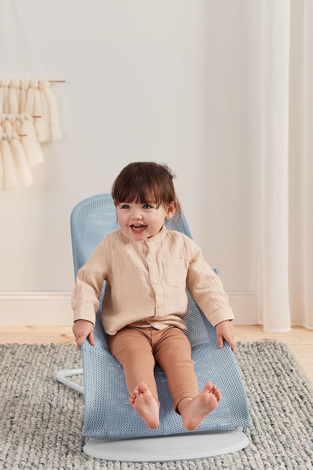 BabyBjörn Babywippe Balance Soft, Hellgrauer Rahmen, Netzstoff, Himmelblau/Weiss Netzstoff Himmelbla
