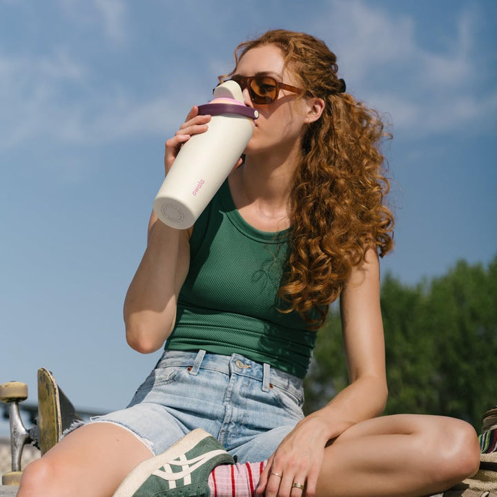Owala FreeSip Sway Isolierte Edelstahl Trinkflasche mit Strohhalm und 2‑in‑1‑Trinköffnung, 890ml, in