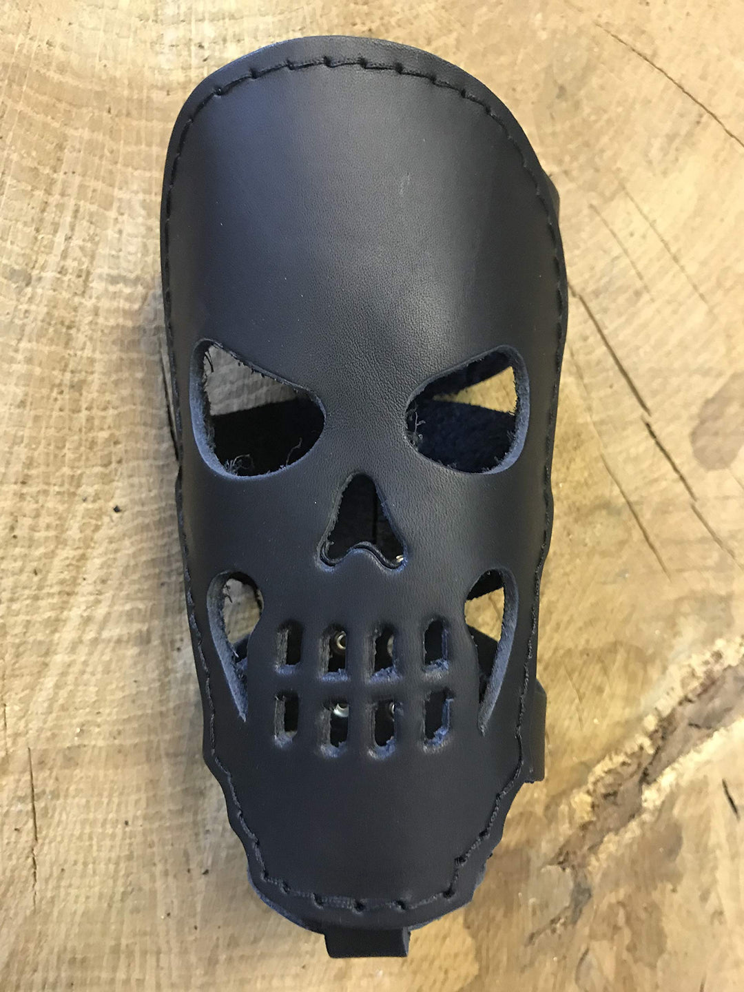 Dosenhalter Skull schwarz von ORLETANOS kompatibel mit Harley Davidson Leder Boy Heritage Streetbob