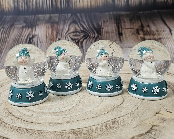 4 x süsse Mini-Schneekugeln Schneemann | Trendfarbe türkis weiss auf Sockel Schneeflocke | Wichtelge