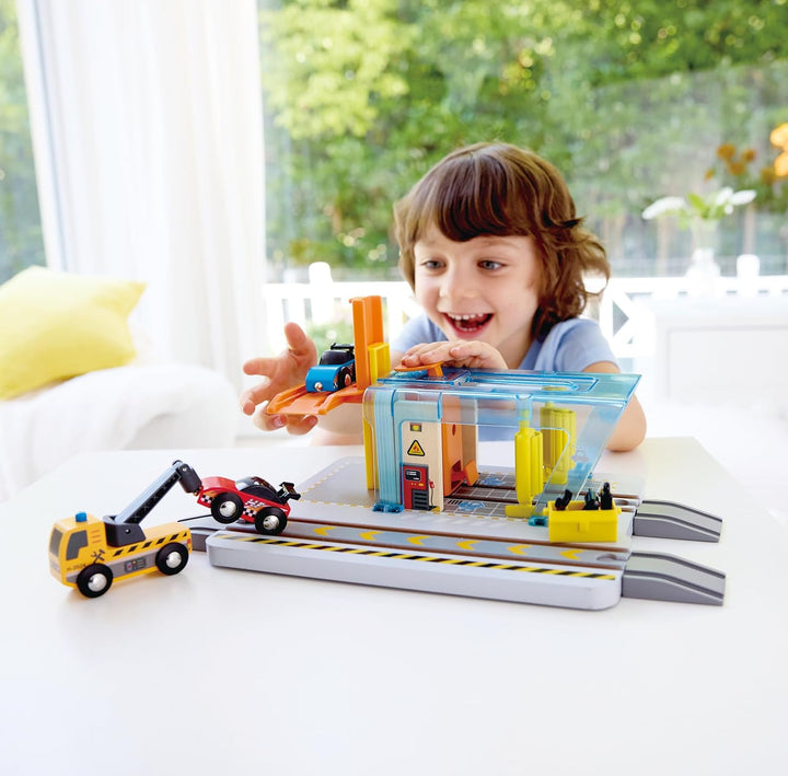 Hape Reparatur- und Waschstation, Waschanlage, Hebebühne, Abschleppwagen, Fahrzeuge, Eisenbahnzubehö