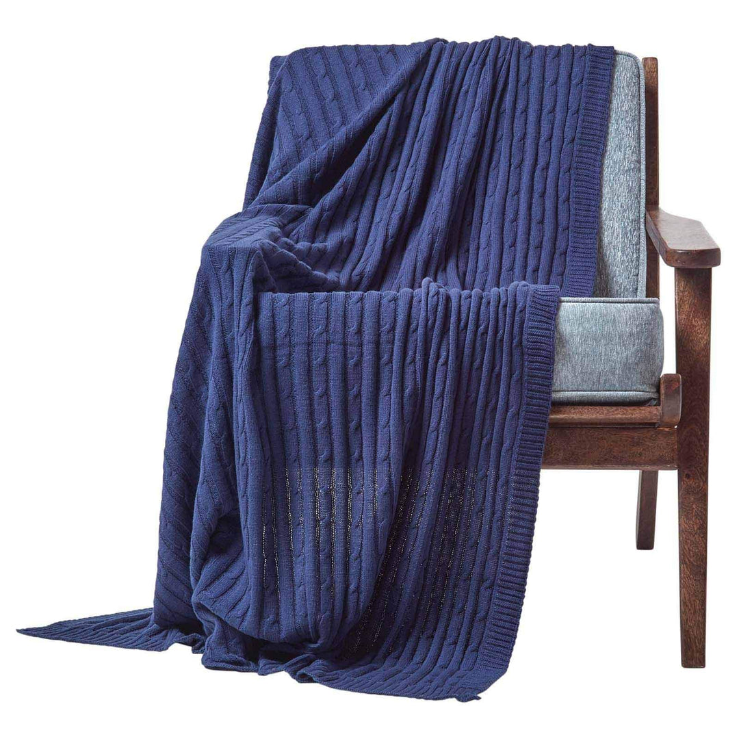 Homescapes gestrickte Tagesdecke, dunkelblaue Wohndecke 150 x 200 cm, Strickdecke aus 100% Baumwolle