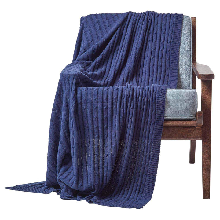 Homescapes gestrickte Tagesdecke, dunkelblaue Wohndecke 150 x 200 cm, Strickdecke aus 100% Baumwolle