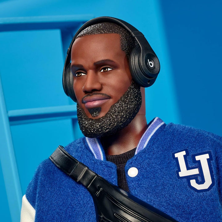 Barbie Signature Lebron James Kenbassadors Puppe, Sammelfigur mit College-Bomberjacke und Accessoire