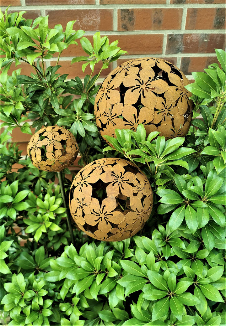 Jürgen Bocker Gartenambiente 3er Set Rosenkugel Flower mit Stab 80 cm Cortenstahl (20/15/10 cm), 20/
