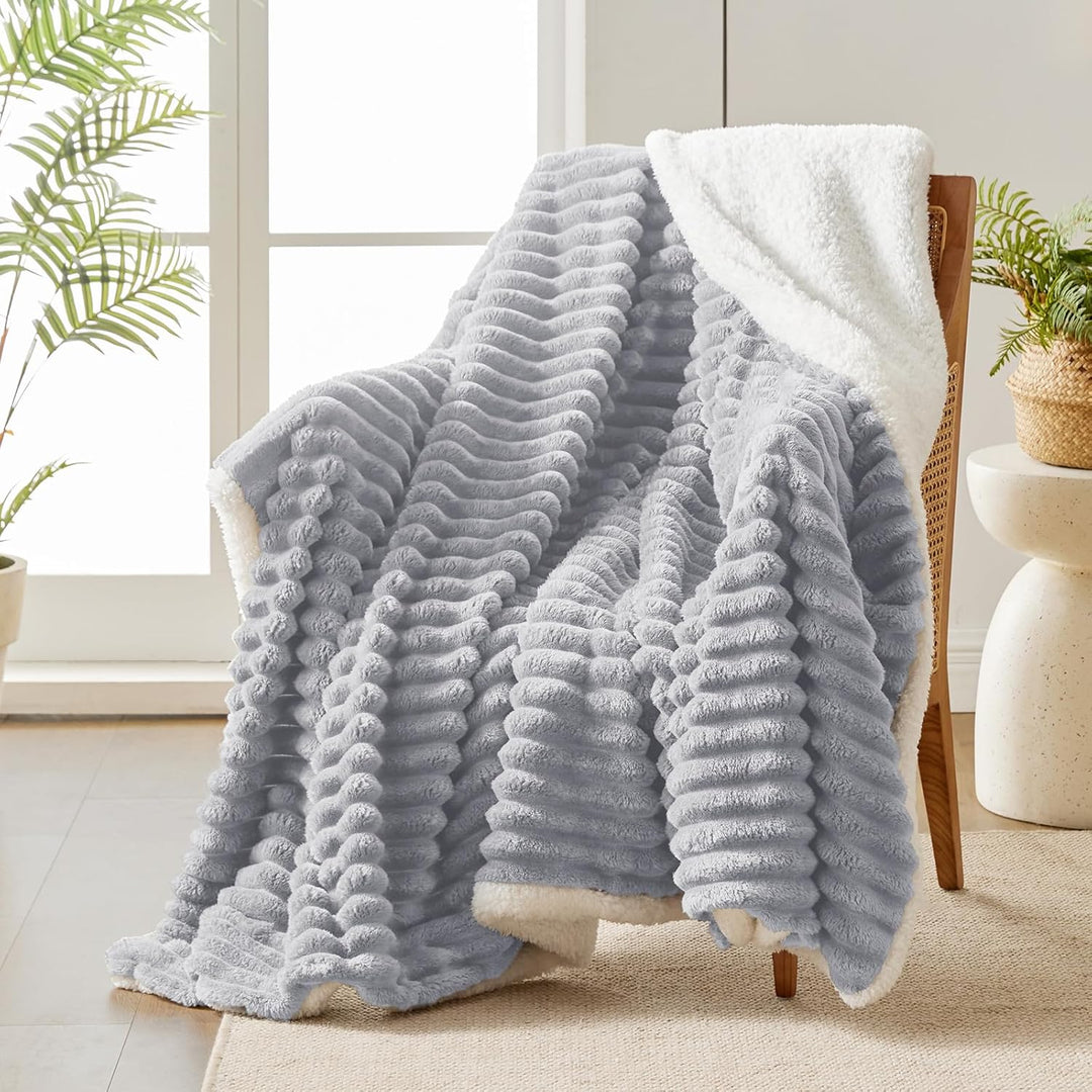 WAVVE Decke Sherpa Kuscheldecke Flauschig Hellgrau - Extra Warme Dicke Weiche Grobe Kordecke Sofaübe