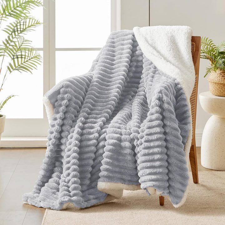 WAVVE Decke Sherpa Kuscheldecke Flauschig Hellgrau - Extra Warme Dicke Weiche Grobe Kordecke Sofaübe