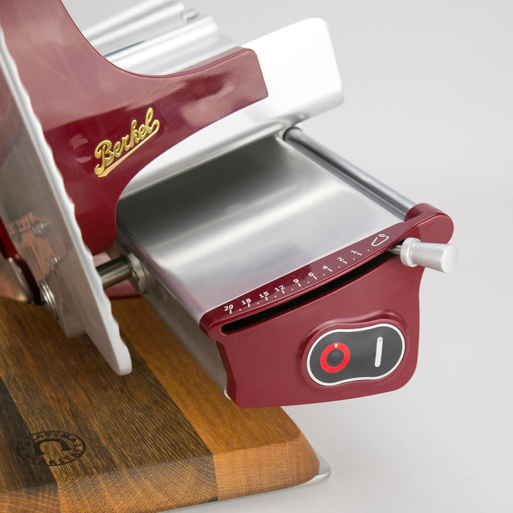 Berkel Home Line 250, Premium-Aufschnittmaschine in Rot + passendes Einlegebrett aus Weinfassholz, S