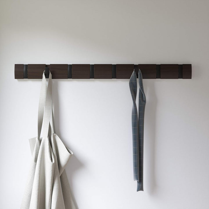 Umbra Flip 8 Garderobenhaken – Moderne, Schlichte und Platzsparende Garderobenleiste mit 8 Beweglich