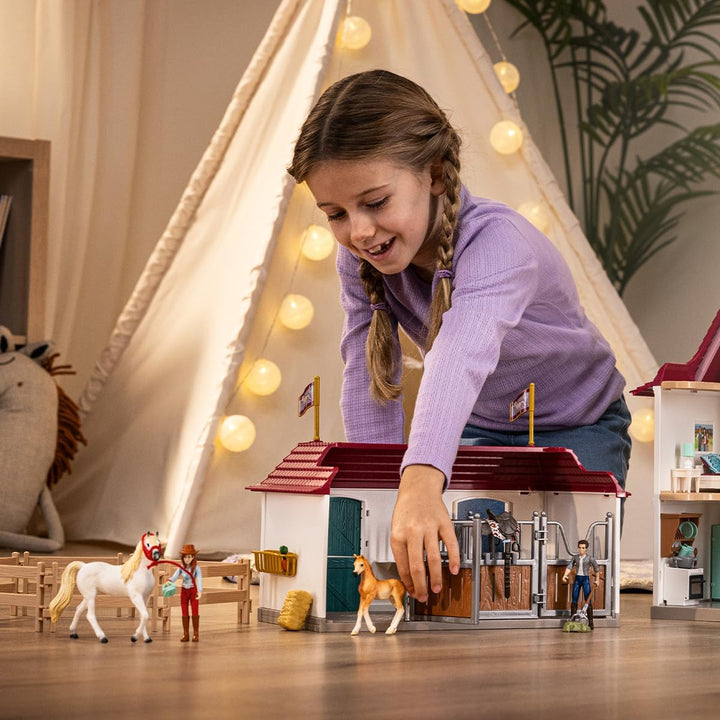 SCHLEICH Horse Club | Lakeside Pferdehof 42706 | Set mit Wohnhaus, Pferdestall, 2 Pferden, Hund, Fam