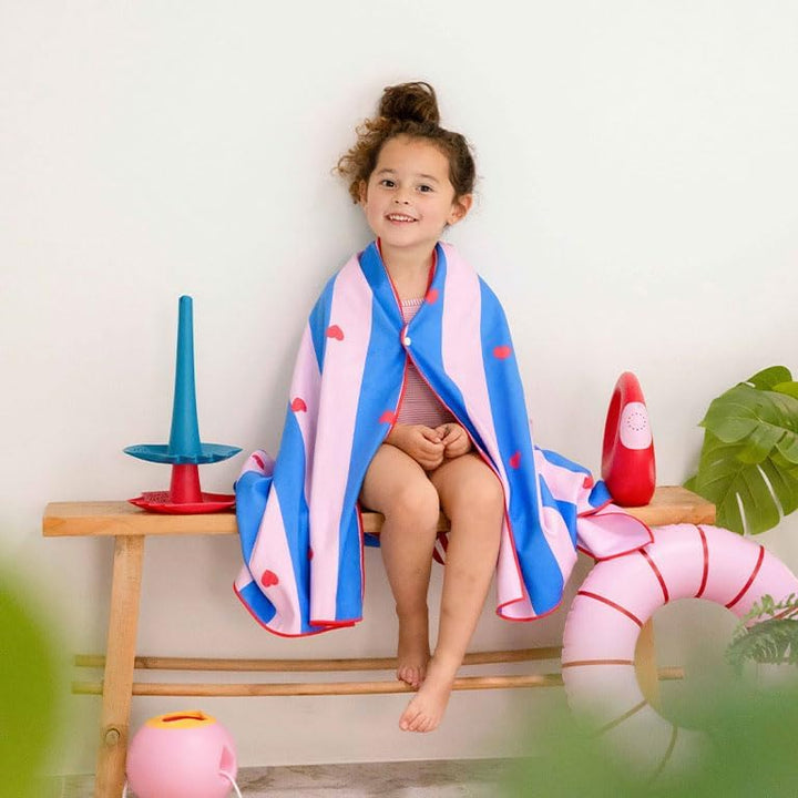 Quut – Strand-/Poolhandtuch für Kinder mit Spiel – Ultraschnell trocknende Mikrofaser, sandfrei – ko