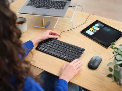 Trust Lyra Kompakte Bluetooth Tastatur, QWERTZ-Layout, 85% Recyclingkunststoff, Multi-Device Funktas