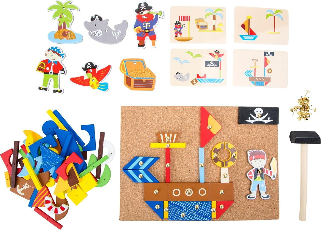 Small Foot Hämmerchenspiel „Piraten“ aus Holz, Korkboden mit Piratenmotiven zum Hämmern, ab 6 Jahren