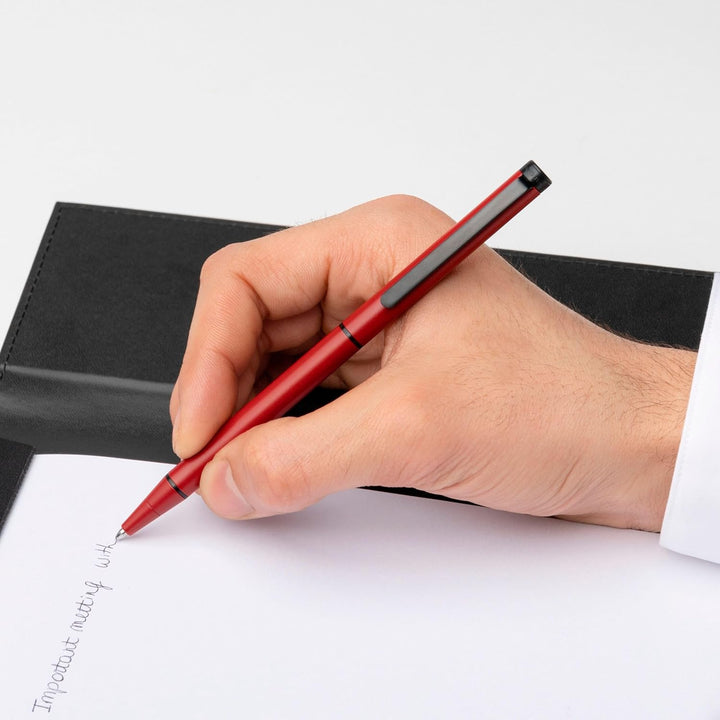 Hugo Boss Cloud Kugelschreiber aus Messing in der Farbe Lipstick Red Matt, Länge: 14cm, Minenfarbe: