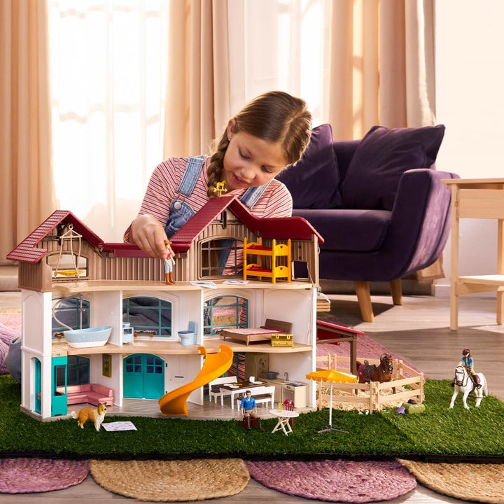 Schleich Horse Club | Lakeside Villa & Paddock 42785 | Reiterhof Spielset mit Villa, 2 Pferden, 3 Fi