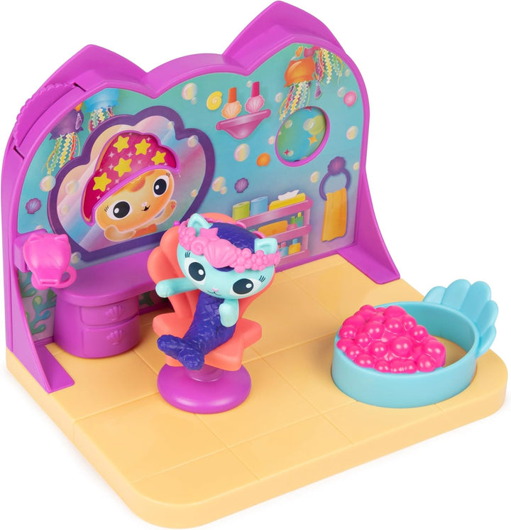 DREAMWORKS GABBY'S DOLLHOUSE - Deluxe Room Spielset,Wellness Raum mit Meerkätzchen (engl. MerCat), M