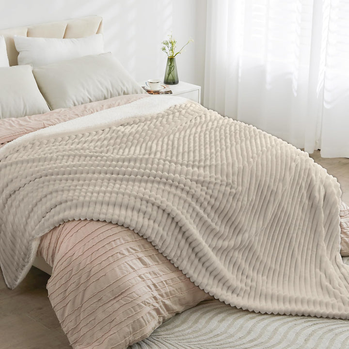 BEDELITE warme Decke Sherpa Kuscheldecke Flauschig Beige 125x150 | dicke Deko Fleecedecke, Cord Über