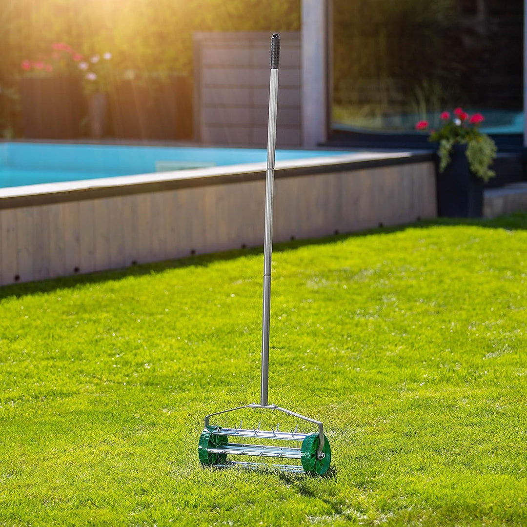 KADAX Handvertikutierer, Rasenlüfter aus robusten Stahl, Manueller Aerifizierer mit 3,3cm Nägeln, Bo