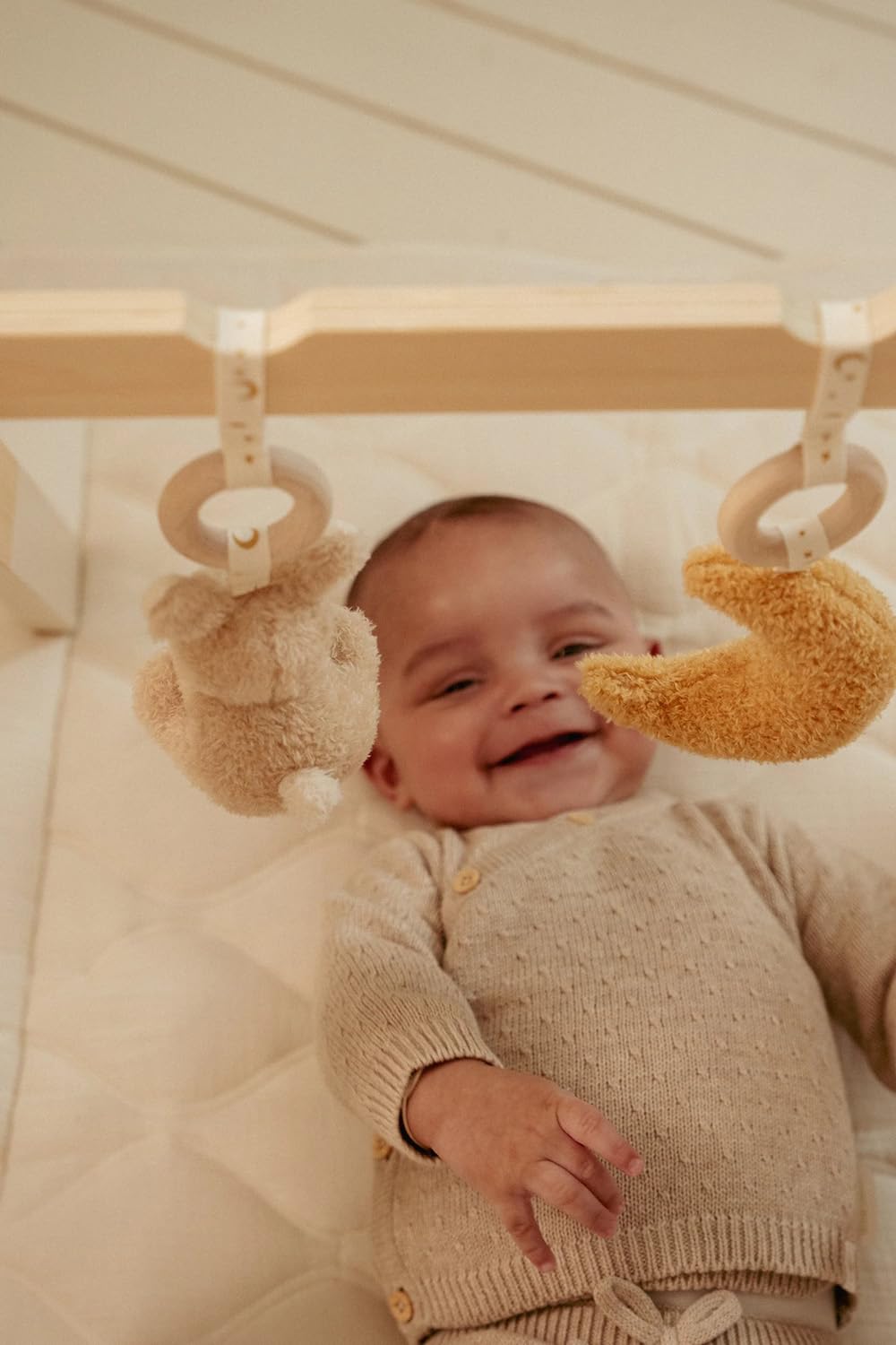 Little Dutch 8410 Holz Baby Gym Spieltrapez Spielbogen Holz inkl. Anhänger - Newborn Naturals