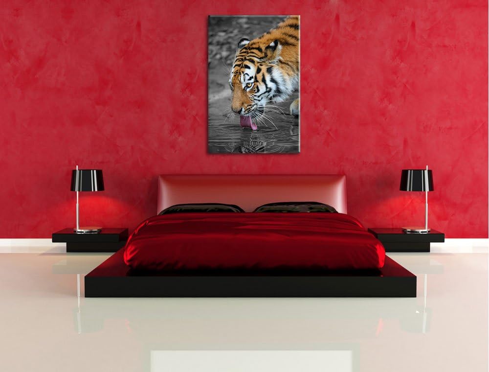 stolzer Tiger am Wasser schwarz/weiss auf Leinwand, XXL riesige Bilder fertig gerahmt mit Keilrahmen
