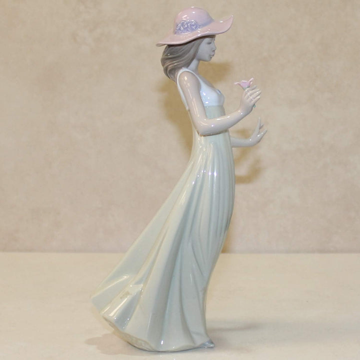 LLADRÓ Nao Porzellanfigur, sanfte Brise, 25,4 cm hoch, Mädchen/Junge Dame
